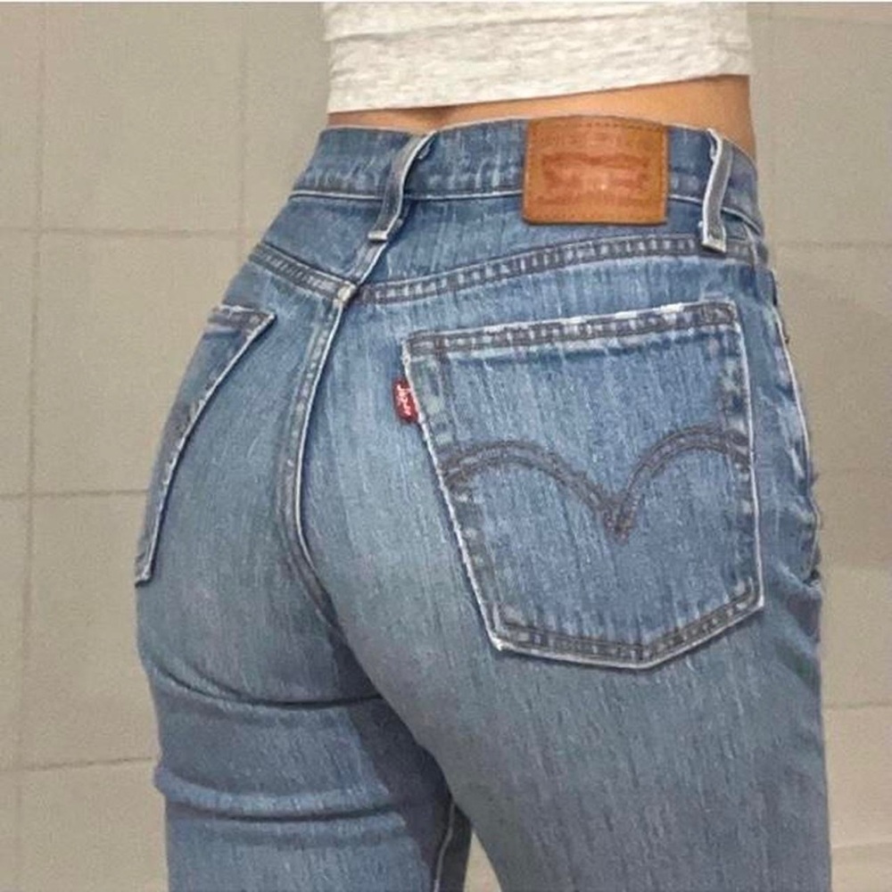 LEVIS- Medium / Dark Wash Wedgie Icon Jeans - Picture 2 of 5